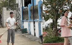 Hiếm khi thấy Quang Hải xắn quần cầm chổi quét cổng nhà bố vợ, Chu Thanh Huyền "thân tàn ma dại" sau tết