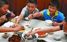 Một buổi liên hoan khiến tôi nhận ra gia đình không có quy tắc còn đáng sợ hơn cả nghèo đói