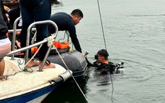 Vụ lật tàu hồ Thác Bà khiến 6 người mất tích: Thi thể nạn nhân nhỏ tuổi nhất được tìm thấy ở mũi tàu