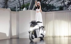 Xe máy điện tự cân bằng đầu tiên trên thế giới được sản xuất hàng loạt