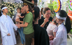 Căn nhà nhỏ ngày tang lễ của Thiếu tá hy sinh trong vụ "cát tặc", hình ảnh người vợ trẻ ôm con 8 tháng tuổi đầy xót xa