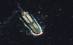 Vừa đón tàu dầu Nga, Cuba lại chứng kiến tàu chở hơn 15.000 tấn hàng viện trợ ung dung cập bến Havana, không phải từ Mỹ hay Iran