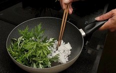 Lá ngải cứu đem rang với thứ này có hiệu quả bất ngờ