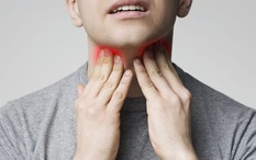 Người đàn ông sốc khi phát hiện ung thư ở tuổi 62, bác sĩ nói: Liên quan tới 1 kiểu "yêu" từ hàng chục năm trước