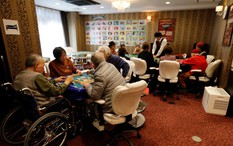 Xuất hiện viện dưỡng lão cho phép các cụ chơi bài, chơi máy đánh bạc: Trước khi chơi phải tập thể dục