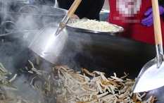 Vợ chồng chủ cửa hàng buffet cùng mắc ung thư phổi vì 3 thói quen nấu nướng suốt 20 năm, nhiều người Việt mắc sai lầm tương tự