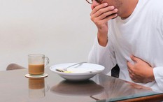 Có 1 dấu hiệu bất thường khi ăn, đi khám bàng hoàng phát hiện ung thư phổi giai đoạn 3