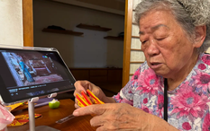 Bà ngoại bỗng "nghiện" điện thoại, đỏ mặt xem video, tôi lén theo dõi thì lặng người khi thấy thứ bà mê mẩn