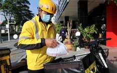 Từng là chủ nhà hàng lẩu, người đàn ông đi làm shipper kiếm 70 triệu đồng/tháng thừa nhận: “Không có công việc nào trả lương cao hơn”