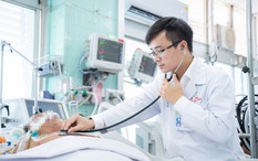 Chân dung vị bác sĩ Chợ Rẫy trong khoảnh khắc "hơn cả điện ảnh": Lao xuống xe cấp cứu, chạy như bay về phòng mổ để cứu một người mẹ