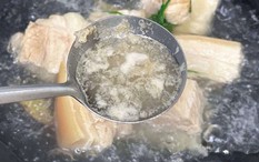 Bọt nổi lên khi luộc thịt có màu gì thì cần vớt ra? Giật mình biết đáp án