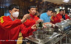 Đình Trọng, Tiến Dũng mừng ra mặt khi được ăn bữa cơm ngon trong ngày đầu cách ly