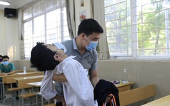 CLIP: Xúc động hình ảnh đưa thí sinh đặc biệt vào tận phòng thi