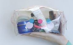 Có gì bên trong vali của các nữ tiếp viên hàng không?