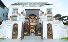 Căn siêu biệt thự trên mảnh đất 700m2 ở Đà Nẵng: Đèn chùm bằng pha lê mạ vàng 24k nặng vài tấn, phòng ngủ cho con trai 3 tuổi rộng gần 80m2