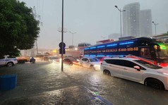 Nóng: Hà Nội xảy ra mưa dông ở nhiều nơi, cảnh báo ngập ở hàng loạt tuyến phố