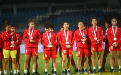 CĐV Việt Nam hát vang Quốc ca lúc trao HCB cho thầy trò HLV Mai Đức Chung