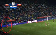 Trợ lý đội bóng Thái Lan “chơi xấu” lộ liễu, vào hẳn trong sân để phá bóng của cầu thủ Việt Nam