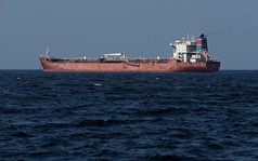 Tránh 'tên bay đạn lạc' vì xung đột Mỹ-Israel và Iran, nhiều tàu dùng chiêu 'độc' để vượt eo biển Hormuz