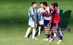 Cầu thủ Argentina trách móc sao Tây Ban Nha: Bớt nói đi đồ ngốc, than phiền với trọng tài lắm thế!