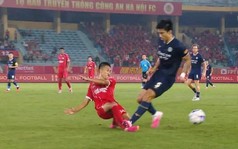 Người hùng AFF Cup dính chấn thương, tập tễnh rời sân sau cú đạp của Đoàn Văn Hậu