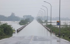 Ngoại thành Hà Nội có nơi ngập gần 1m, cấm xe qua nhiều tuyến đường