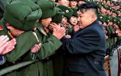 Những chuyện kỳ lạ ở Triều Tiên: Cứ gặp lãnh tụ là khóc như mưa