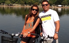 Ronaldo “béo” cùng tình trẻ xách xe đạp chạy khắp châu Âu