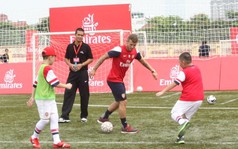 Wilshere, Walcott... xuống sân dạy bóng đá cho trẻ em Việt Nam