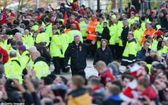 Sir Alex Ferguson bất ngờ tái xuất Old Trafford