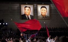 Những chuyện kỳ lạ ở Triều Tiên: Thà mất con chứ không để ướt ảnh lãnh tụ