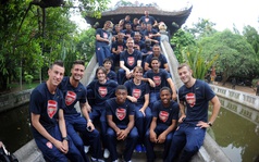 Fan cuồng đột nhập xe, SAO Arsenal hớn hở đi thăm chùa Một cột