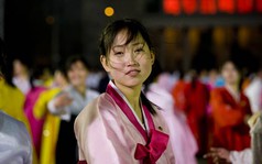 Những chuyện kỳ lạ ở Triều Tiên: Không đeo huy hiệu lãnh tụ như không mặc quần áo