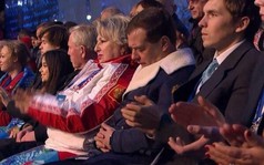 Thủ tướng Nga ngủ gật trong lễ khai mạc Olympic Sochi 2014