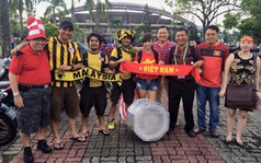 Fan nữ Việt Nam xông pha giữa rừng CĐV Malaysia