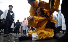 "Xin hãy mang thi thể con tôi về đây"