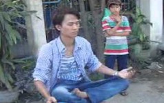 Giải mã ảo thuật "ngồi lơ lửng" cực hot của thanh niên người Việt