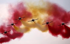24h qua ảnh: Phi đội Không quân Tây Ban Nha trình diễn