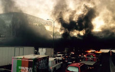 Paris chìm trong khói lửa vì bạo loạn chống Uber