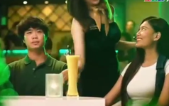Công Phượng "cứng đơ" bên cạnh người đẹp trong clip quảng cáo