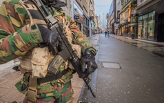 Kẻ tổ chức tấn công Paris đang đeo chất nổ lẩn trốn ở Brussels