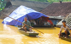 '4 ngày lênh đênh trong lũ, họ cho gì thì chúng tôi ăn cái đó!'