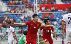 Khó tin: Công Vinh bị "ném đá" tới tấp vì cú đúp