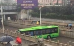 [Video] Kỹ năng quay đầu xe buýt khó tin của tài xế Trung Quốc