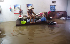 Một ngày sau cơn mưa lịch sử, người Sài Gòn dựng chòi làm chỗ ngủ