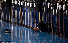 Lính Mỹ ngất xỉu trong lễ chia tay Tổng thống Obama