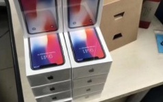 Lộ ảnh loạt hộp iPhone X xếp chồng lên nhau, chuẩn bị giao đến tay khách hàng