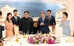 Hậu trường thượng đỉnh: Ông Kim Jong-un nhẹ nắm tay vợ, nhường phu nhân Hàn Quốc đi trước