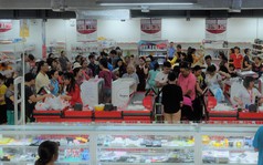 Người dân đổ xô đi "vét hàng", siêu thị Auchan ở Hà Nội tan hoang trước ngày đóng cửa