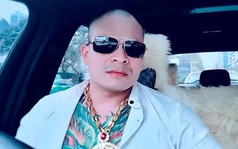 Quang Rambo đeo dây chuyền, nhẫn to và khoe tiền để khuếch trương thanh thế